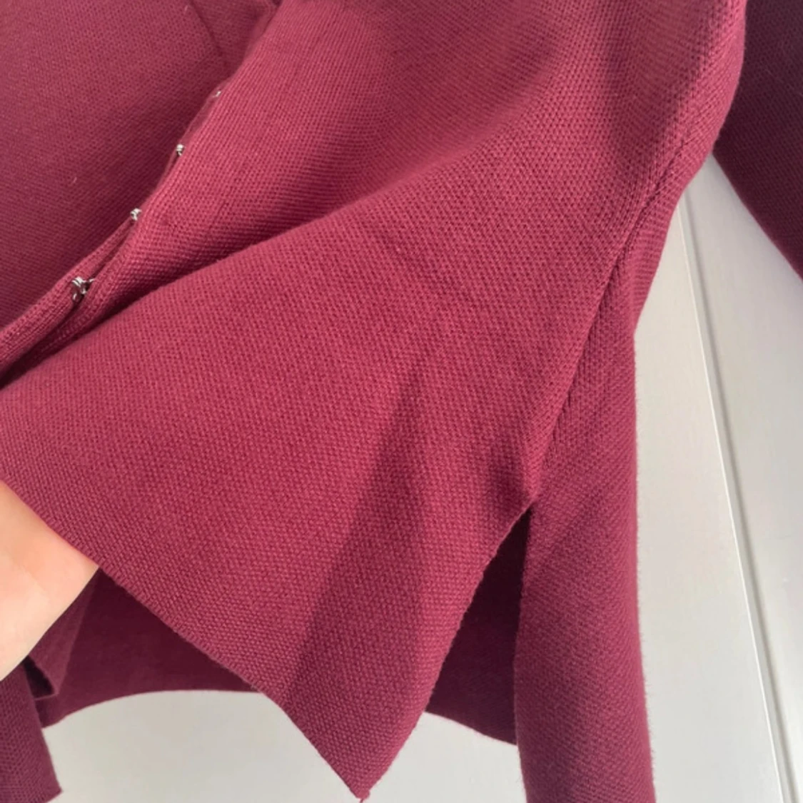 Vinröd kofta med v-ringning och knappar - 2