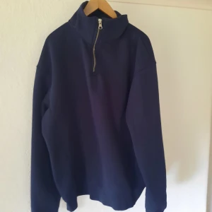 Mörkblå half zip tröja från Zara - Säljer en mörkblå långärmad tröja från Zara med hög krage och half zip-dragkedja. Tröjan är i mjuk bomull och har en clean, oversized passform som är riktigt chill. Perfekt för lager-på-lager och funkar året runt. Köpt på herravdel., strl S men passar också barn atrl 164 cirka.