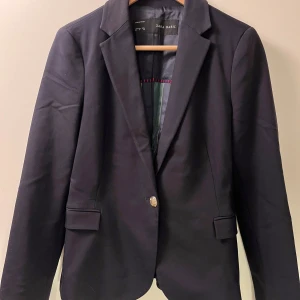 Blazer från zara - Jätte cool kostymjacka från Zara basic. Använd fåtal gånger. Köpt för ett event men inte användare efter. Marinblå 