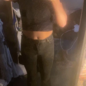 Svarta bootcut high waist - Säljer ett par svarta bootcut jeans med hög midja. Snygg passform som sitter tajt upptill och släpper ut vid benslutet. Jeansen är i denim och har klassiska fickor både fram och bak. Passar till allt!