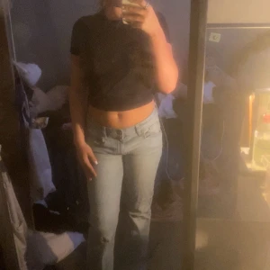 Ljusblå low waist jeans från 157 - Säljer ett par ljusblå jeans från 157 med low waist-passform. Jeansen har klassisk femficksdesign, raka ben och är tillverkade i denim. Perfekta för dig som gillar en avslappnad och trendig look.