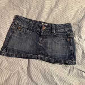 lågmidjad jeanskjol - lågmidjad jeanskjol köpt secondhand. skitsnygg men säljer då den är lite liten😢💕 pris kan diskuteras 