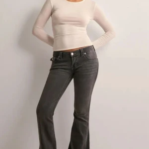 Svarta jeans från True Religion - Bootcut jeans från true religion i lågmidjade modellen. Dom är köpta för 1299 på nelly. Storlek 29 o inget tecken på användning. Grå/svart färg 