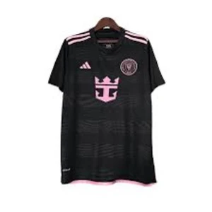 Svart och rosa Inter Miami fotbollströja - Snygg svart fotbollströja från Adidas med rosa detaljer och Inter Miami CF-logga på bröstet. Tröjan har klassiska tre ränder på axlarna, rund hals och är tillverkad i ett lätt och ventilerande material. Perfekt för dig som vill sticka ut på planen.