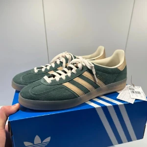 Adidas Gazelle skor - Säljer nu mina helt nya Adidas Gazelles då jag väntade med att använda de till sommaren men de blev för små. Köpta på footlocker för ett par månader sen. Som sagt helt nya, inga defekter! Storlek 45 1/3 men kan passa lite olika storlekar beroende på person. Sällsynt färg som inte setts många gånger och de kommer med allt og som boxen, extra skosnöre, kvitto, tags etc! Tveka inte på att skriva om intresset finns!🙌