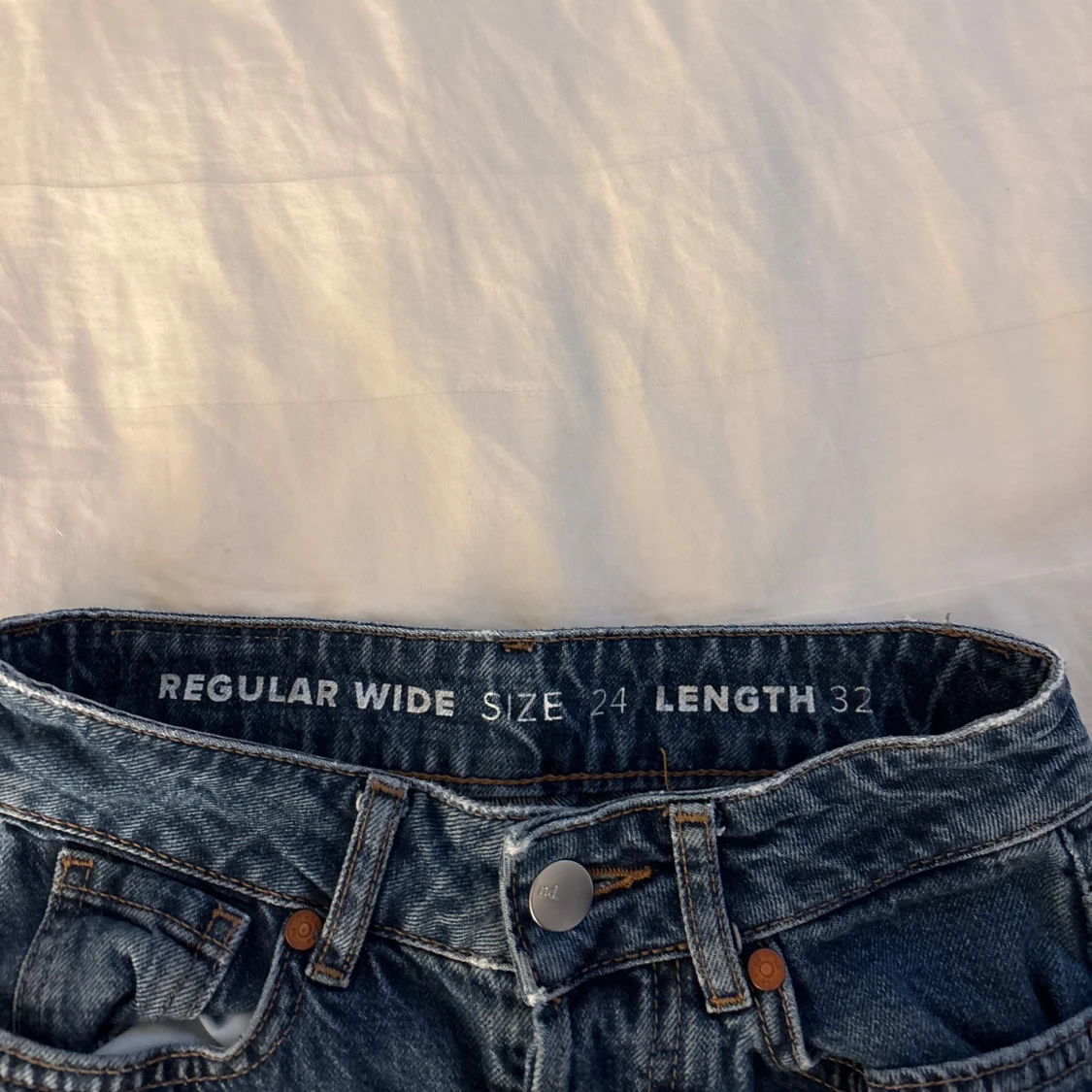 Blå wide jeans från bikbok  - 3