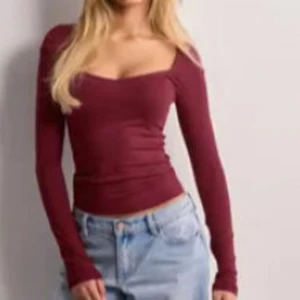 Romance shape LS TOP vinröd - Säljer en Romance shape LS top i vinröd. Som inte finns att köpa på Nelly sidan längre vad jag kan se. Storlek M. Aldrig använt den. 