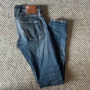 Replay Anbass Jeans - Jeans från Replay i modellen Anbass i storlek 30/34. Köpta på NK i Göteborg, kvitto finns. Skriv för frågor och mer detaljerade bilder! Pris går att diskutera.