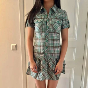 Grön rutig kortklänning med volang - Supersöt och unik rutig klänning! Använd enstaka gånger💚