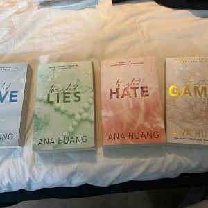 Twisted Series (Twisted Love, Twisted Lies, Twisted Hate, Twisted Games) - Fyra böcker i Twisted-serien av Ana Huang. Perfekt för dig som gillar romantik och spänning! Snygga omslag och populära berättelser som lockar unga vuxna. Serien är känd för sina intensiva relationer och dramatiska vändningar. 100kr styck eller köp alla 4 för 350kr! 💕