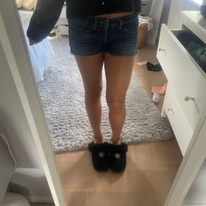 Blå jeansshorts från Hollister - Pris kan diskuteras💕Snygga blå jeansshorts från Hollister med rå kant och klassiska bakfickor med broderade detaljer. Modellen är lågmidjad och har en tight passform. Perfekta för sommaren och lätta att matcha med allt. Ikonisk Hollister-vibe!