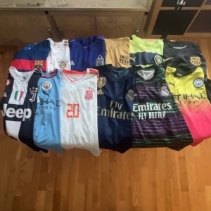 Flera fotbollströjor från toppklubbar - Samling av fotbollströjor från klubbar som Barcelona, Juventus, Manchester City, Real Madrid och landslag som Spanien och Argentina. 150-200 kroner styck. OBS EJ 0rginal