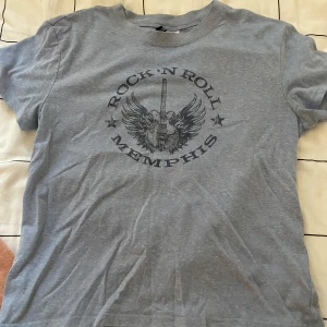Blå Rock 'n Roll Memphis t-shirt ifrån H&M - Snygg blå tshirt ifrån H&M!🩵🩵tröjan är mjuk, skön och är i bra skick!❣️❣️storlek S! Använd och tvättad ett fåtal gånger. 