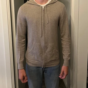 Kashmir hoodie John Henric - Skön beige hoodie i 100% kashmir från John henric. Använd väldigt lite och fortfarande i nyskick, köpt för 2499. Tröjan är S men passar även M. Hör av er vid frågor/prisförslag!