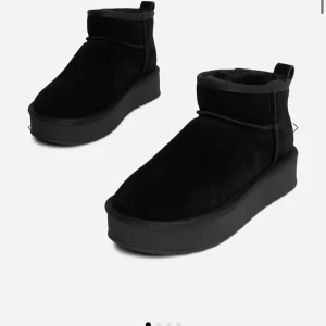 Svarta uggs - Svarta uggs som jag köpte i vintras för 600 i äkta skinn, är i mycket bra skick och mysiga. Fler bilder skickas privat.
