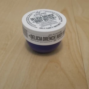 Sol de Janeiro Delicia Drench Body Butter - Sol de Janeiro Delicia Drench Body Butter. Innehåller Cheirosa 59-doft och är 25 ml. Är varken använd eller öppnad utan prislapp! Minns inte exakt, men köptes runt 150 kr på antingen Kicks eller Lyko. Nypris runt 150 kr.