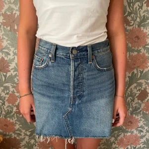 Levi's jeanskjol - En väldigt snygg Levis jeanskjol använd ett fåtal gånger! Storlek 25. Säljer pågrund av att den inte passar längre och nypris ligger på runt 700kr.🤗
