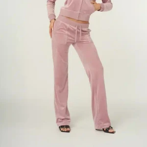 INTRESSEKOLL KONTAKTA INNAN KÖP! - Hej, jag tänkte bara kolla om någon är intresserad av att köpa ett par juicy couture mjukisar i färgen på bilden, det är inte super mycket använda men ytterst lite rostiga på stör detaljerna men annars inga defekter. De är uppsydda men går att sy ner igen och man väljer det ( dom passar mig som är 166 bra ) skriv gärna rimliga prisförslag. ☺️skriv för bilder