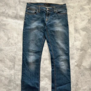 Nudie Jeans Tight Long John - Tvärfeta jeans från Nudie Jeans. Modellen är Tight Long John och storlek w30 l34. Det är Dry Demin och detta är ett praktexempel på att Nudie blir snyggare ju mer man använder dem! Skriv om det uppkommer frågor! Pris kan diskuteras