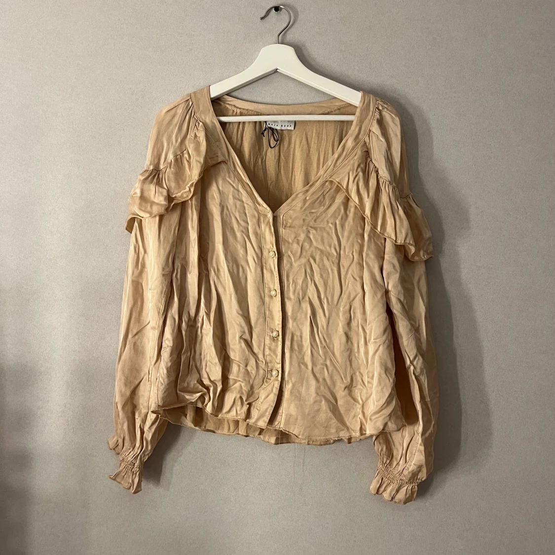 Beige volangskjorta från Maja Roos - 1