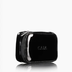 Black small organizer från CAIA - Snygg svart liten necessär från CAIA med glansig finish och praktisk dragkedja. Perfekt för smink eller småprylar, med stilren design och diskret logga framtill. Enkel att ta med i väskan eller ha framme på sminkbordet.