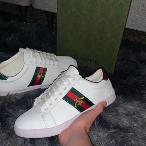 Nike Air Jordan 1 Low Triple Black - Tja säljer ett par Jordan low 1 som jah inte använder längre. Skicket på dom är 8/10 och absolut inget fel på dom förutom att dom är använda några gånger då. Bara skicka ett pris förslag!✌🏽