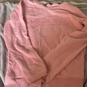 Rosa sweatshirt från Gant - Superfin rosa sweatshirt från Gant med broderad logga och text på bröstet. Tröjan har rund hals, ribbade muddar och är långärmad. Perfekt för dig som gillar en avslappnad och snygg stil. Pris går att diskutera 