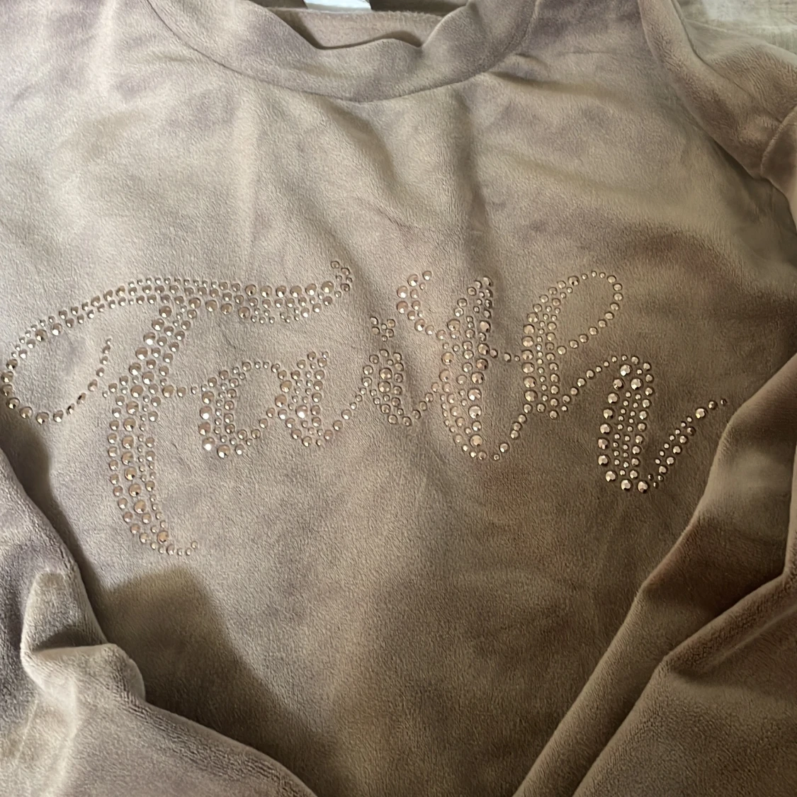 Beige fleece-tröja med strassdetaljer - 2