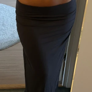 Mörkgrå kjol - Har en matchande topp som jag också säljer! Har klippts av en bit på längden till nuvarande längd. :)