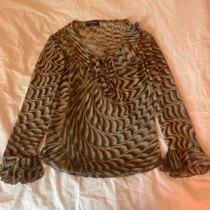 Brun mönstrad blus - Fin blus, aldrig använd! Skriv vid mer frågor eller bilder:)