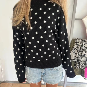 Stickad prickig tröja  - Jätte fin stickad tröja 💖 kan vara en aning nopprig 