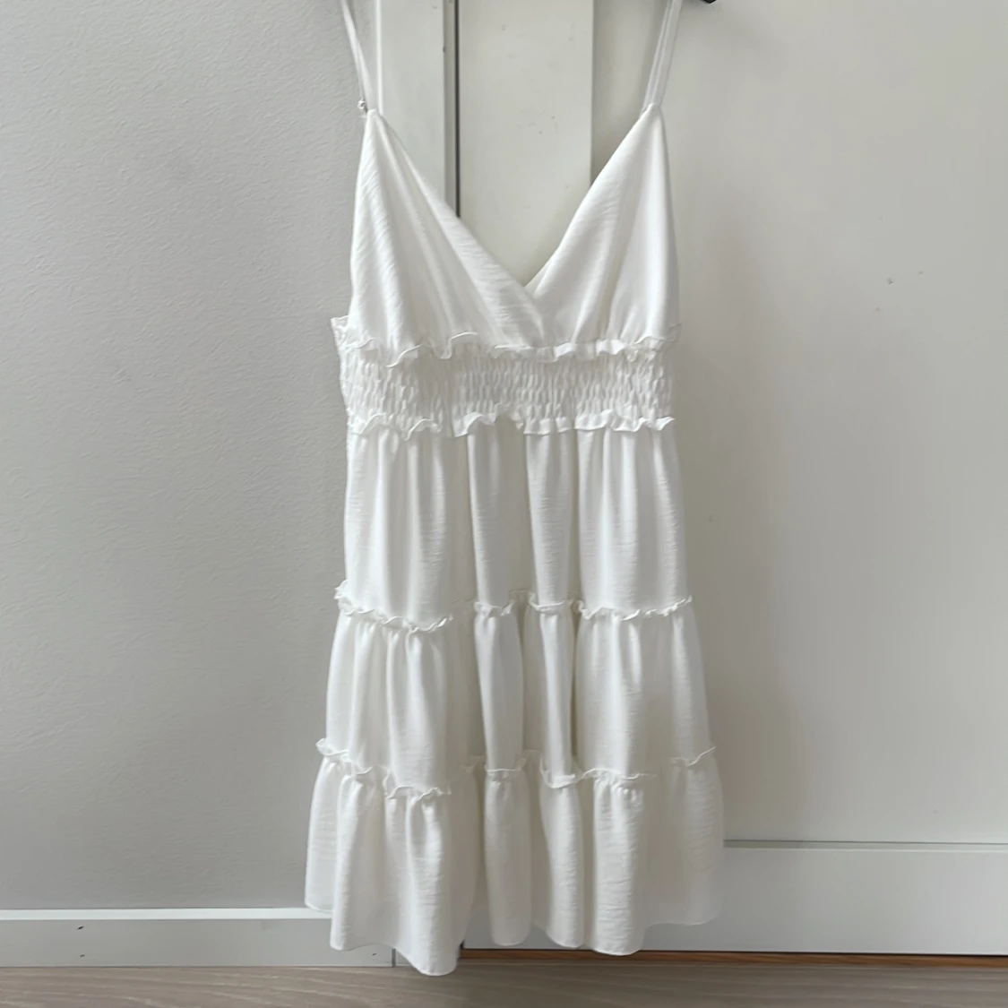 Vit somrig volangklänning med smock