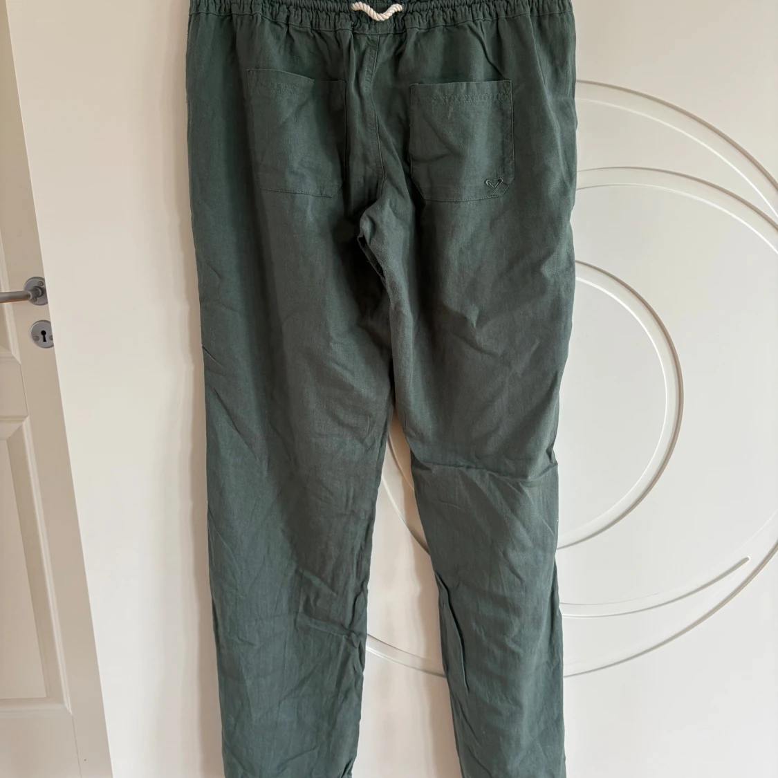 Gröna linnebyxor från Roxy med snörning - 1