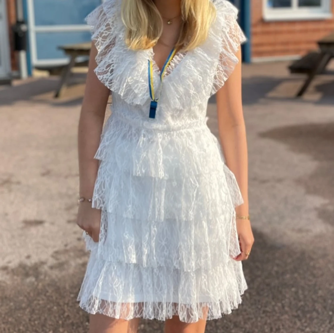 Vit spetsklänning med volanger