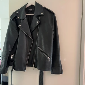 Svart skinnjacka från Missguided - Fin skinnjacka sitter oversize