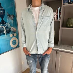 Levis Jeansskjorta - En riktigt schysst skjorta från Levis, typ jeansmaterial. Den har dock fläckar på baksidan, men som säkert går bort i tvätten. Han på bilden är 178 cm o väger 66 kg. DM vid frågor!