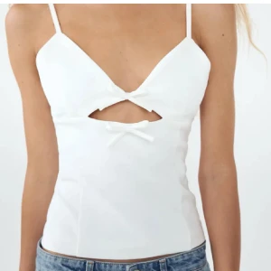 Vit satinlinnetopp med rosetter - Supersöt vit topp från Zara som inte finns att köpa längre. Aldrig använt. Säljer då den inte kommit till användning nångång🫶🏻