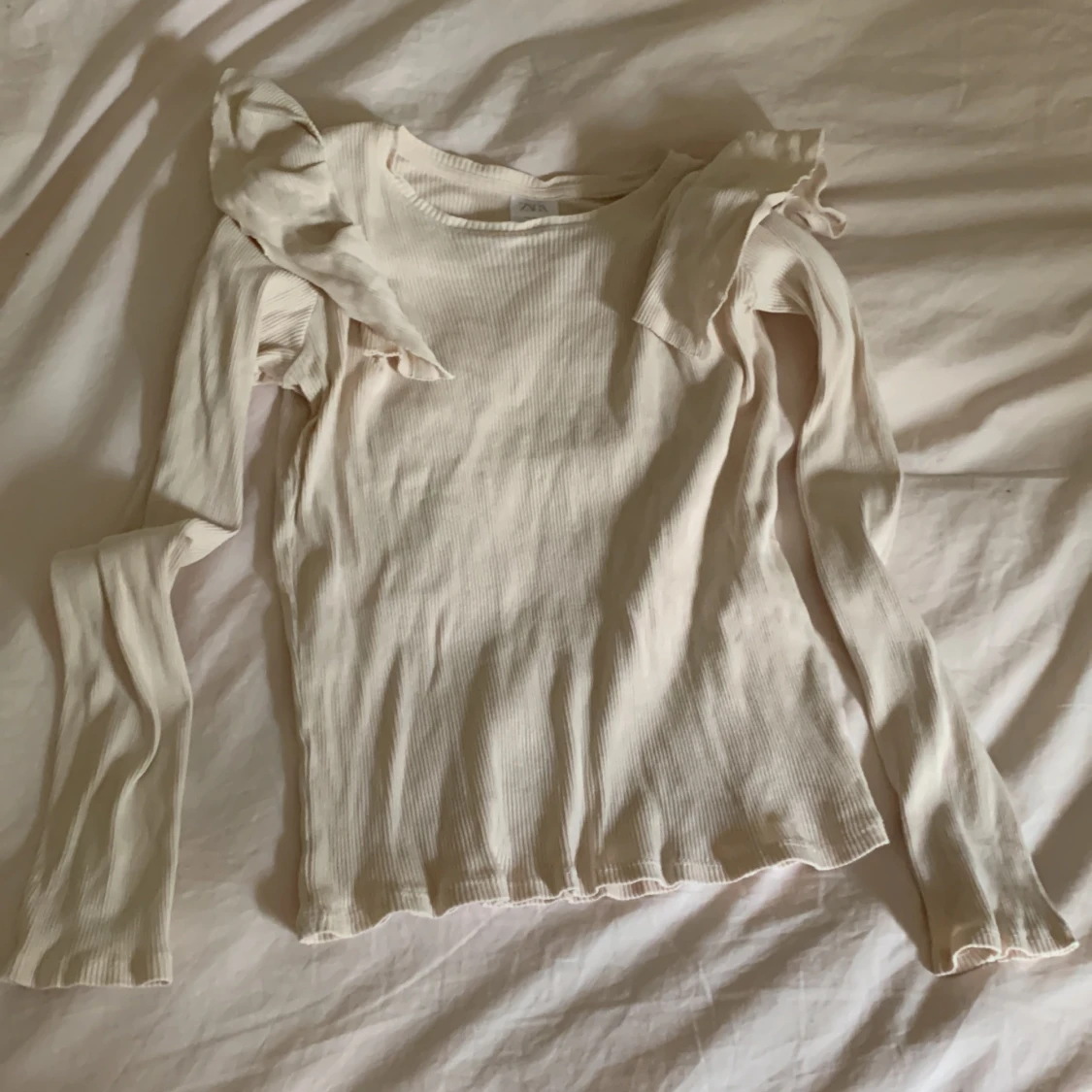 Beige ribbad topp med volang från Zara