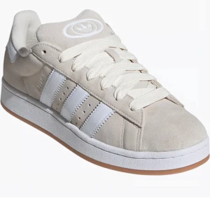 Beige adidas Campus - Jag säljer nu dessa skor pga att dom var för små. De är använda ca 3 gånger men inget som syns, skulle säga nyskick. Jag har tyvärr inte de bredare skosnörena men jag har vita lite smalare som tillkommer. Önskas fler bilder är de bara att fråga😊