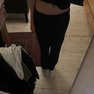 Svarta mjukisbyxor från Gina Tricot XXS - Svarta mjukisbyxor från Gina Tricot i modellen Basically Basics. Byxorna har rak/bootcut passform, resår i midjan och snörning för extra komfort. Perfekta för chill dagar och har en klassisk look som funkar till allt. Använda ungefär 3 gånger