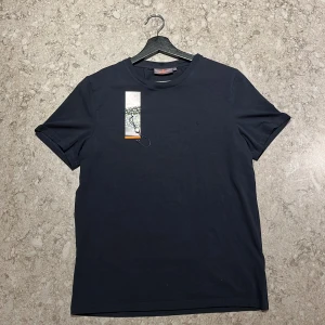 Morris tisha - Säljer Morris tisha för bra pris, tishan är äkta och lapp kommer till å den är i nytt skick, skriv vid minsta fundering😊