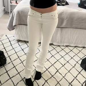 super lowwaisted raka jeansbyxor - Säljer ett par vita jeansbyxor med rak passform och klassisk femficksdesign. Storlek W30 L34 passar åt längre🥰