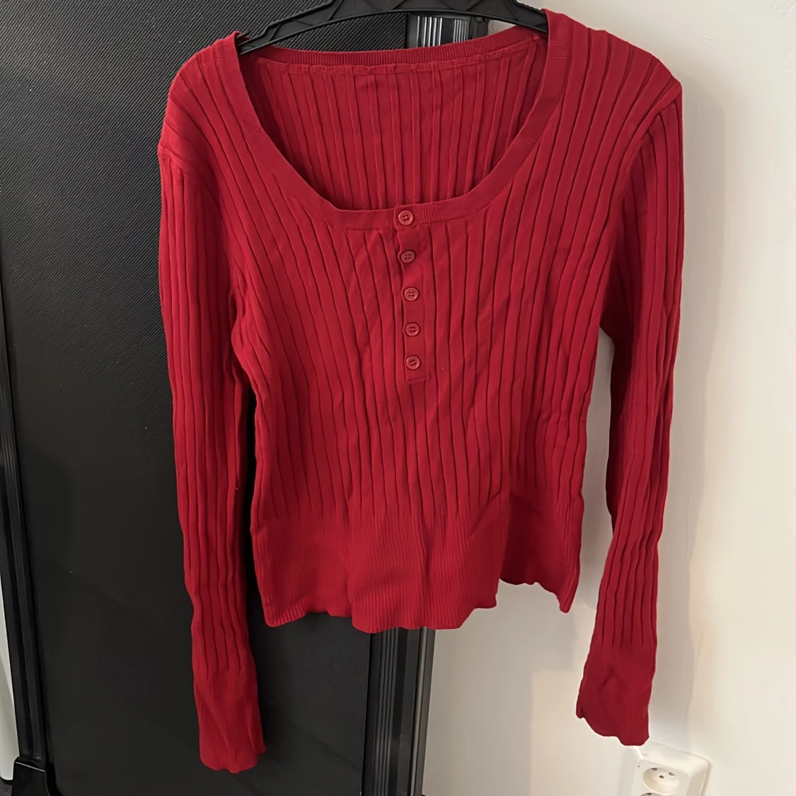 Röd ribbad långärmad tröja