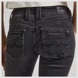 Pepe straight leg jeans  - Jättefina lågmidjade raka jeans från Pepe Jeans💗köptes för runt ett år sen från Zalando  och använts nån gång men är i superfint/ nyskick , säljer då jag har vuxit ur de. Nypris 1185kr mitt pris : 300kr