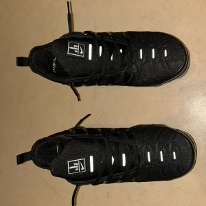 Nike Air Vapormax svarta sneakers 42 - Svarta Nike Air Vapormax size 42 då den är för stor så därför jag säljer. Fraktar samma dag och skickar alltid bevis. Går ej ner i pris!vill bara få iväg dem så snabb som möjligt.