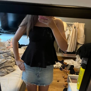 Svart tubtopp med volang - Jättesnygg tubtopp från missäy! Finns inga tecken på användning! 