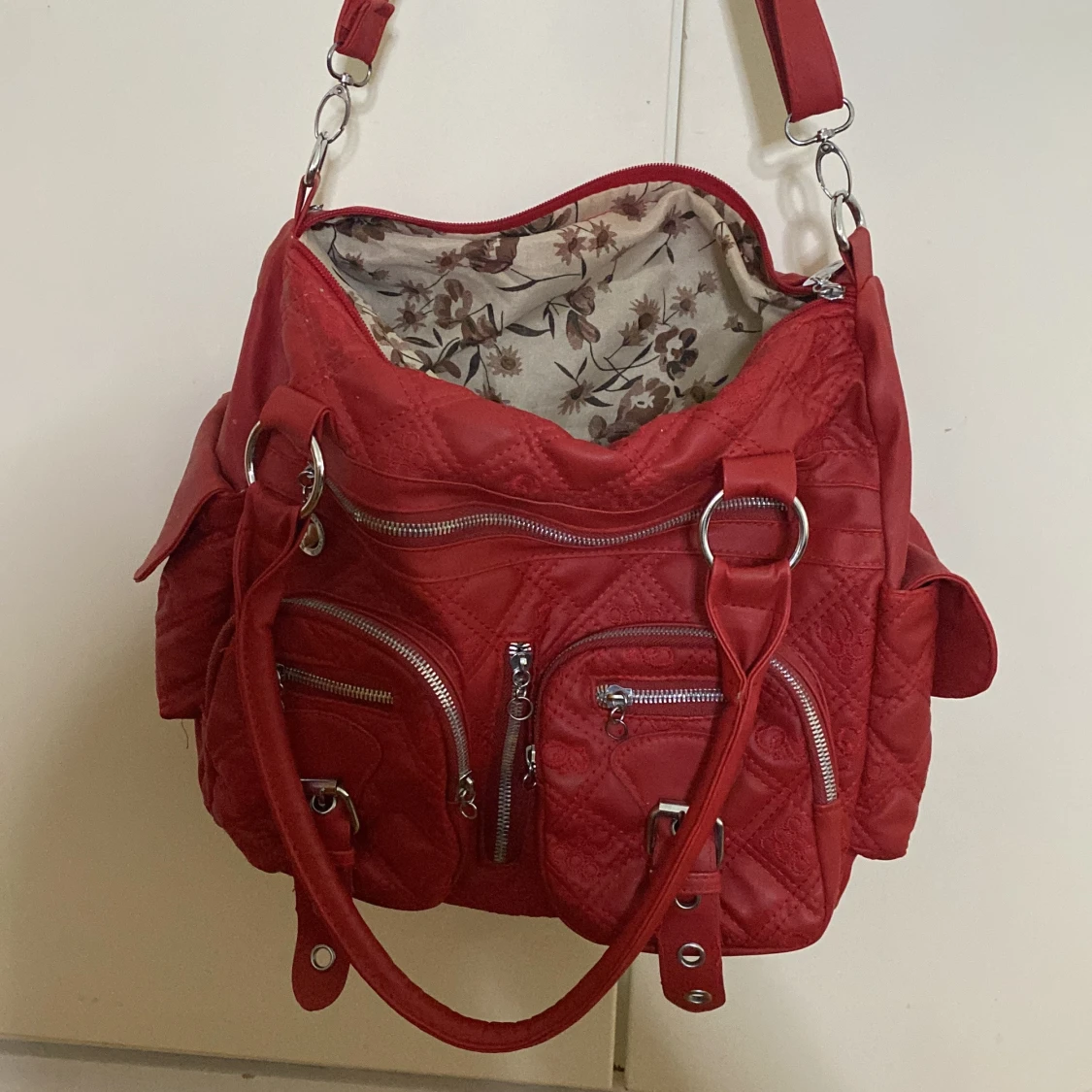 Röd quiltad axelväska med dragkedjor - 3