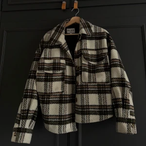 Kappa - Säljer denna kappa från Nakd som är i storlek 36. den har 4 fickor, två i sidorna och två framtill