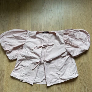 Tröja med puffärmar  - Tröja från ginatricot som är ljusrosa, storlek S. Säljer pga att den inte riktigt är min stil, endast använd 1 gång, så är i princip i nytt skick!! Hör av dig vid frågor eller intresse💞