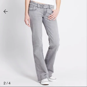 lager 157 jeans  - Lager 157 jeans i modellen ”paris embroidery” orginalpris 400 men säljer för 200. Sparsamt använda men lite slitage på höger bakficka men inget man tänker på/ ser tydligt. Storlek s, full length.